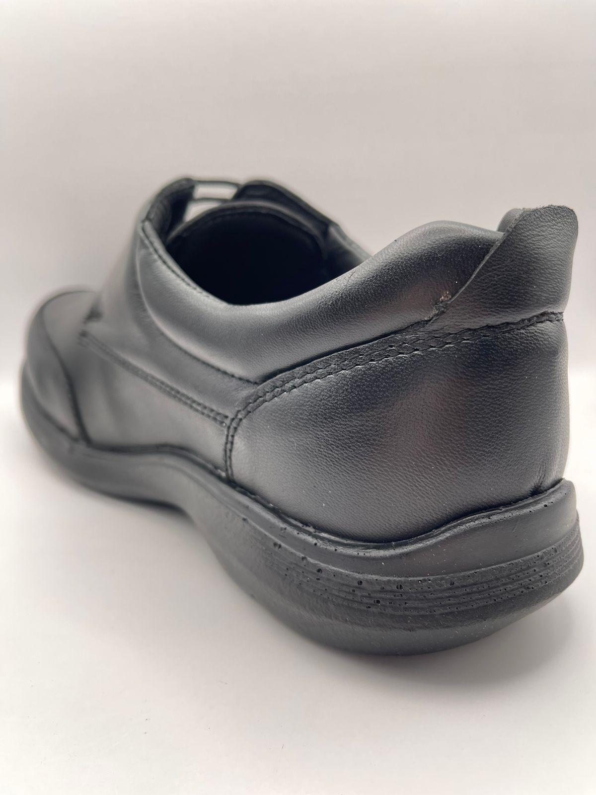 Calzado Caballero Confort Cendra | Suavidad y Estilo Ligero